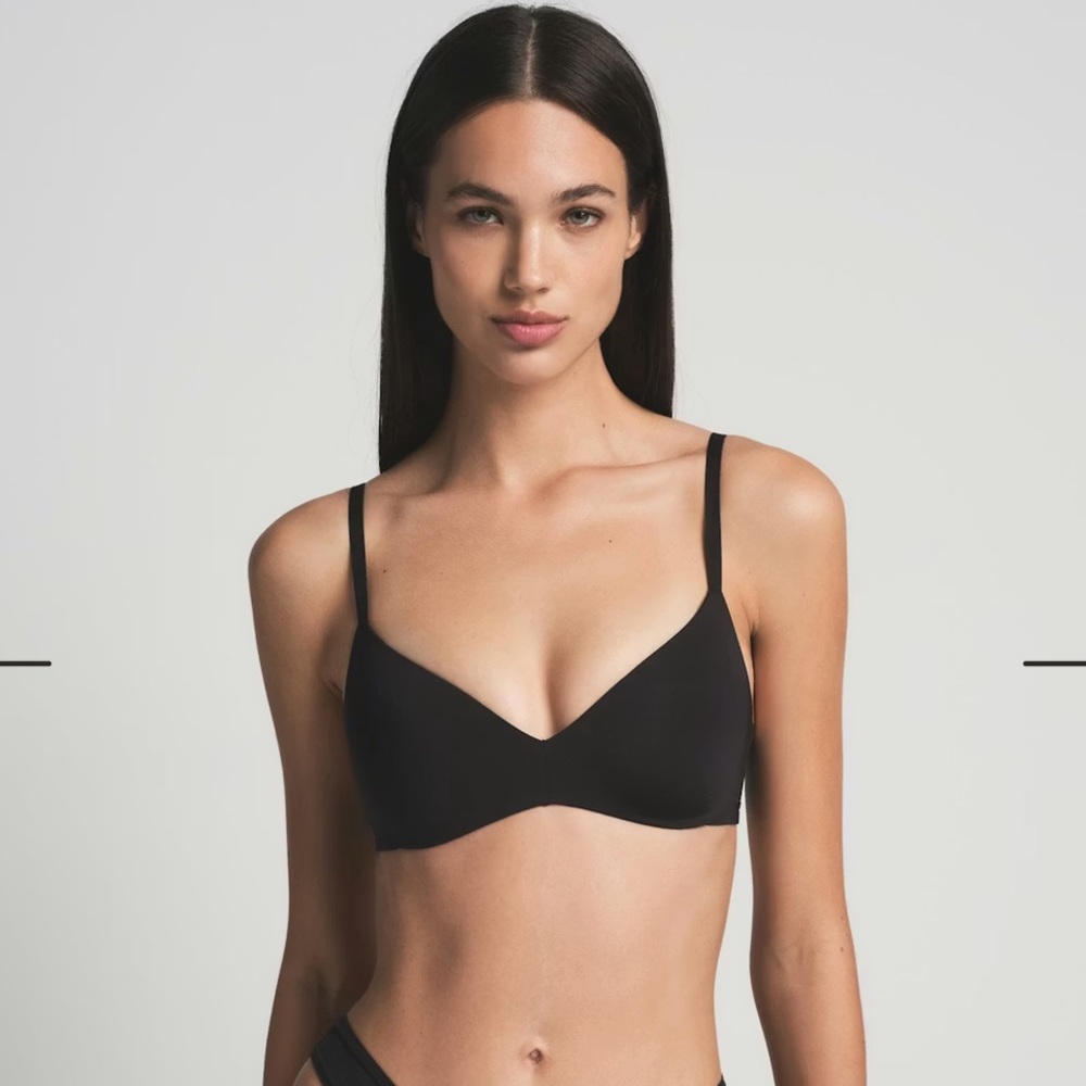 SKIMS Wireless Push-Up Plunge Bra